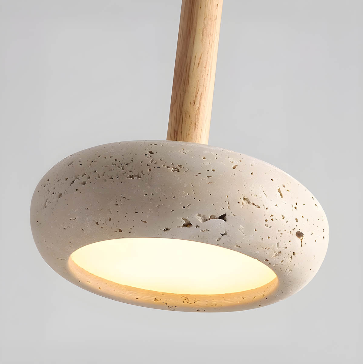 "Elegant pendellampe i gul travertin med LED-lys, organisk design, skaper en sofistikert atmosfære i rommet."