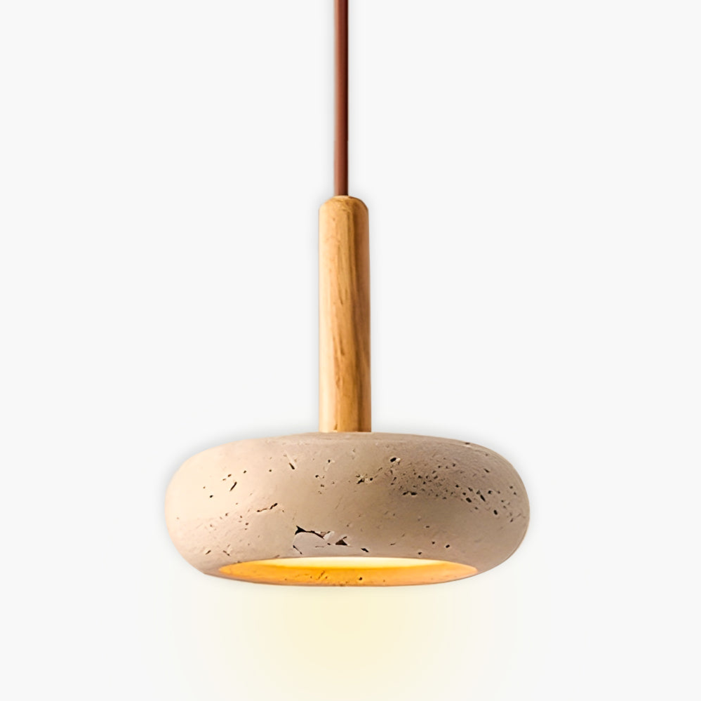 "Elegant pendellampe i gul travertin med LED-lys, organisk design, skaper en sofistikert atmosfære i rommet."