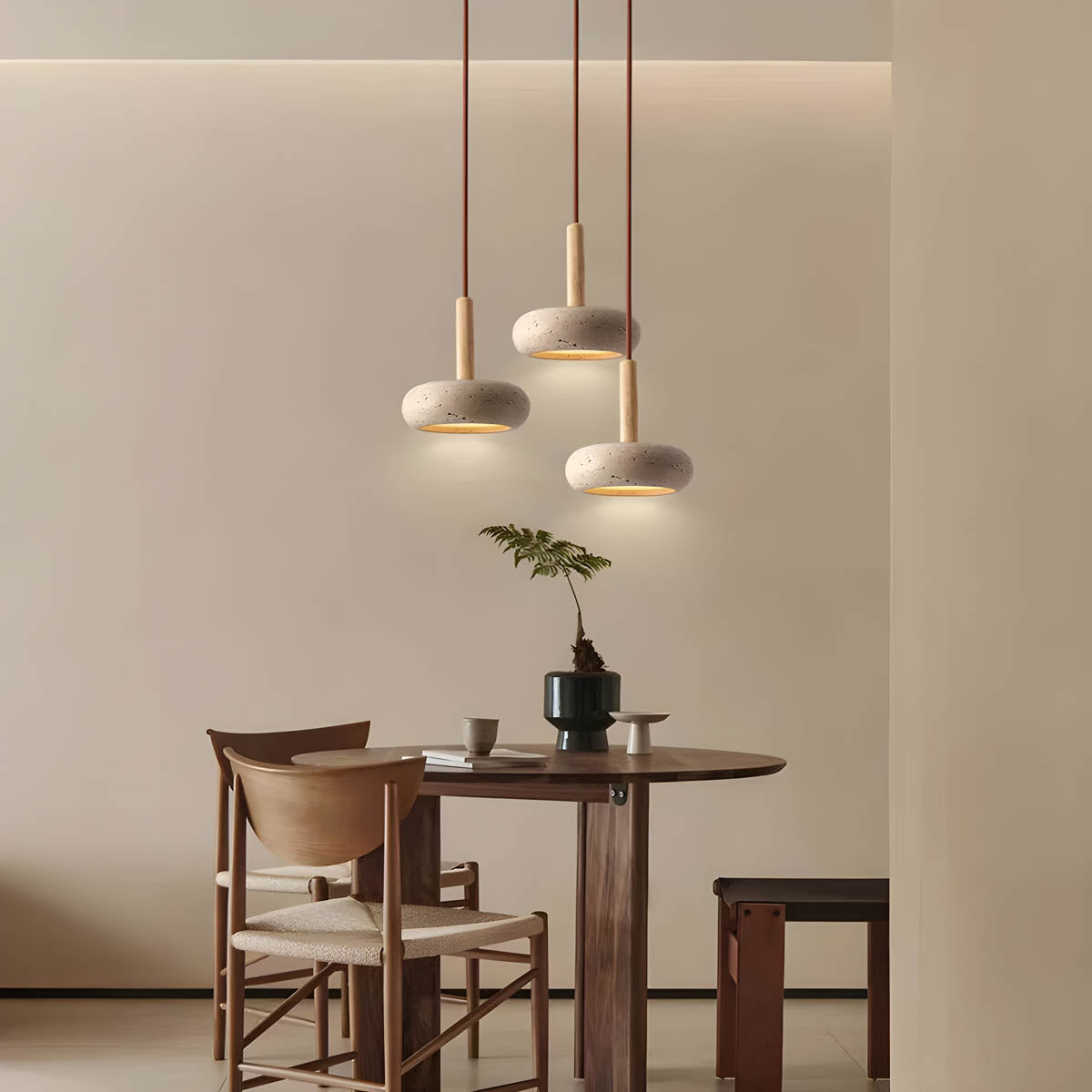 "Elegant pendellampe i gul travertin med LED-lys, organisk design, skaper en sofistikert atmosfære i rommet."