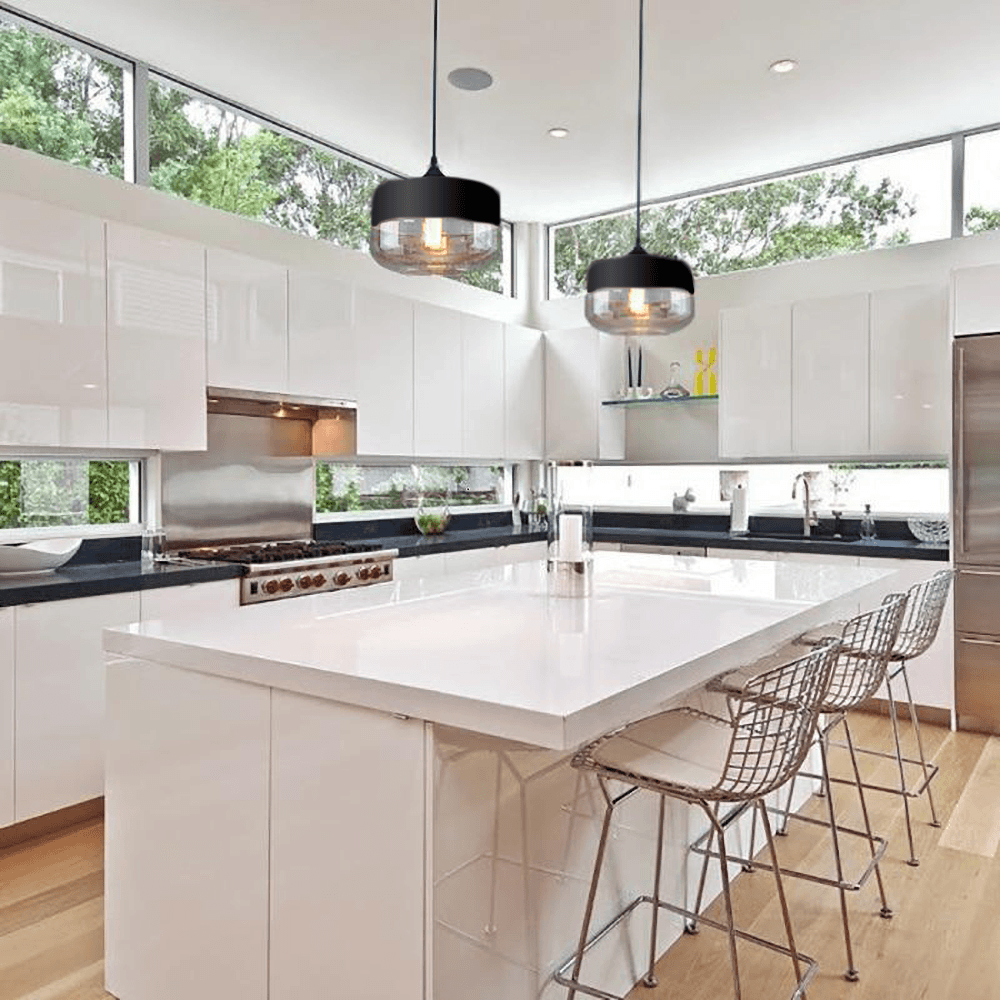 "Elegant pendellampe i håndblåst glass, justerbar, med transparent skjerm og svart snor for moderne interiørdesign."