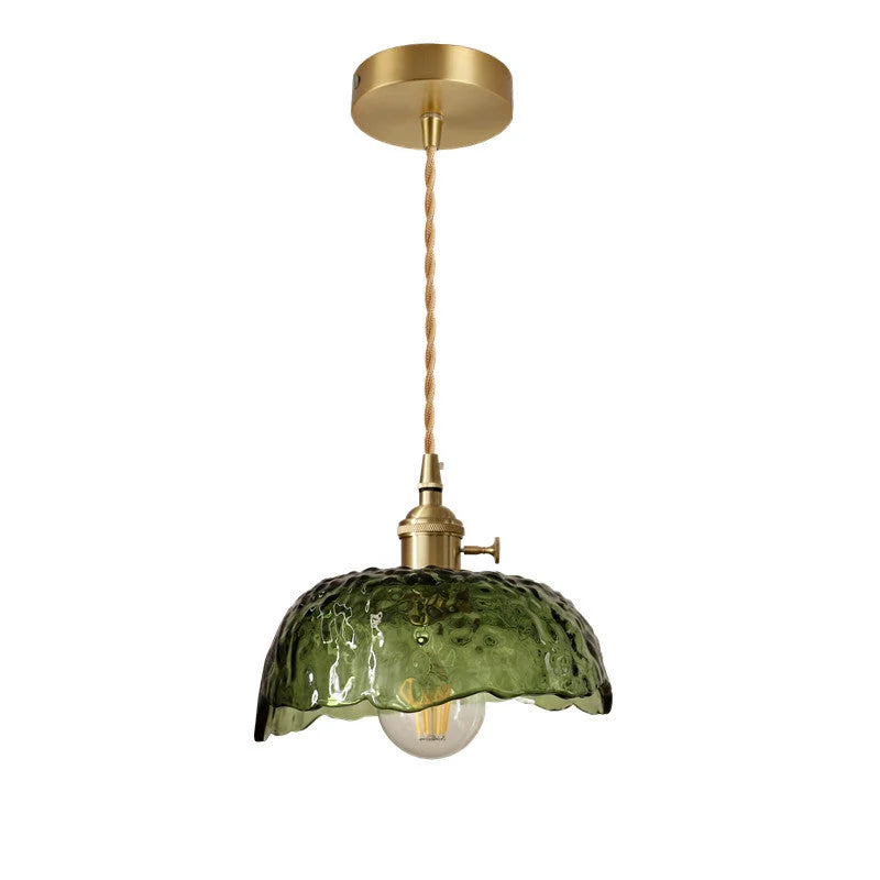 "Elegant pendellampe i messingglass med moderne design, perfekt for å skape stilfull belysning i hjemmet ditt."