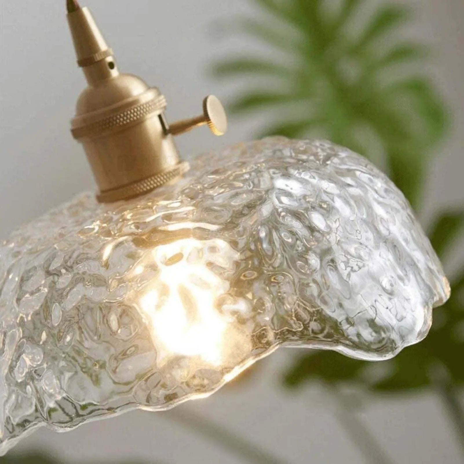 "Elegant pendellampe i messingglass med moderne design, perfekt for å skape stilfull belysning i hjemmet ditt."
