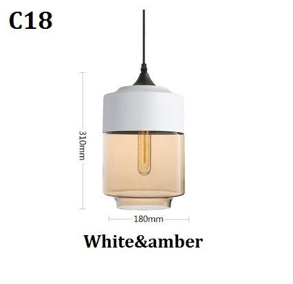 "Elegant pendellampe i munnblåst glass og tre, justerbar kabellengde, sofistikert design, perfekt for stue eller spisestue."