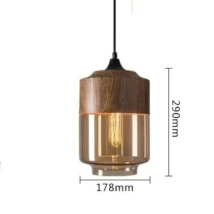 "Elegant pendellampe i munnblåst glass og tre, justerbar kabellengde, sofistikert design, perfekt for stue eller spisestue."