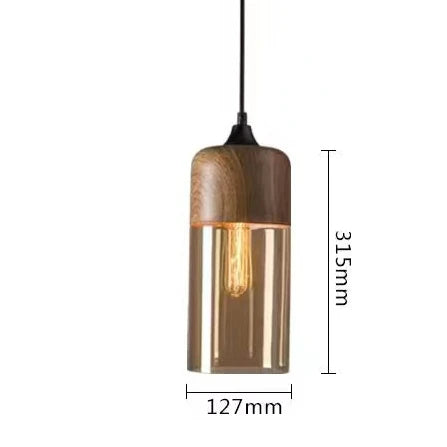 "Elegant pendellampe i munnblåst glass og tre, justerbar kabellengde, sofistikert design, perfekt for stue eller spisestue."