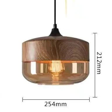 "Elegant pendellampe i munnblåst glass og tre, justerbar kabellengde, sofistikert design, perfekt for stue eller spisestue."