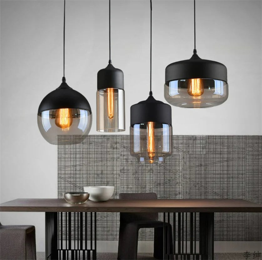 "Elegant pendellampe i munnblåst glass og tre, justerbar kabellengde, sofistikert design, perfekt for stue eller spisestue."