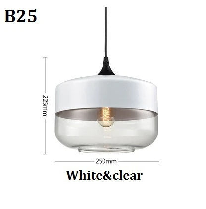 "Elegant pendellampe i munnblåst glass og tre, justerbar kabellengde, sofistikert design, perfekt for stue eller spisestue."