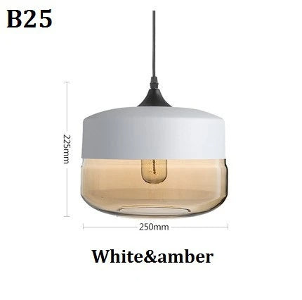 "Elegant pendellampe i munnblåst glass og tre, justerbar kabellengde, sofistikert design, perfekt for stue eller spisestue."