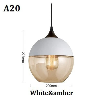 "Elegant pendellampe i munnblåst glass og tre, justerbar kabellengde, sofistikert design, perfekt for stue eller spisestue."