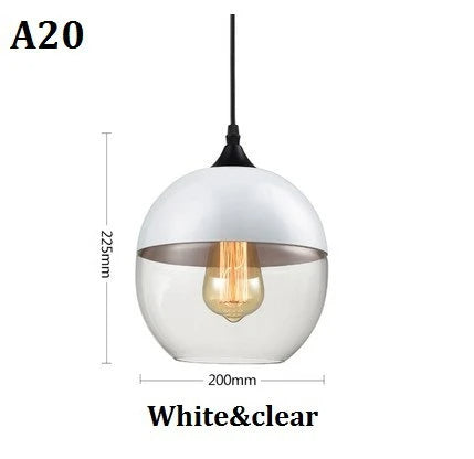 "Elegant pendellampe i munnblåst glass og tre, justerbar kabellengde, sofistikert design, perfekt for stue eller spisestue."