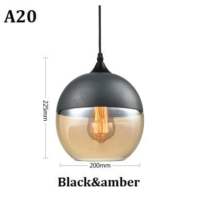 "Elegant pendellampe i munnblåst glass og tre, justerbar kabellengde, sofistikert design, perfekt for stue eller spisestue."