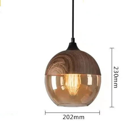 "Elegant pendellampe i munnblåst glass og tre, justerbar kabellengde, sofistikert design, perfekt for stue eller spisestue."