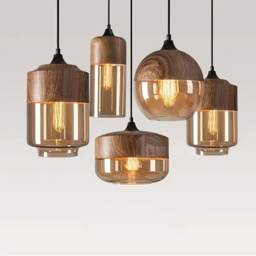 "Elegant pendellampe i munnblåst glass og tre, justerbar kabellengde, sofistikert design, perfekt for stue eller spisestue."