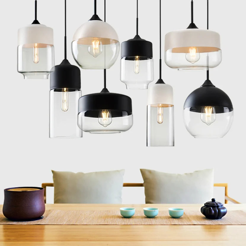 "Elegant pendellampe i munnblåst glass og tre, justerbar kabellengde, sofistikert design, perfekt for stue eller spisestue."