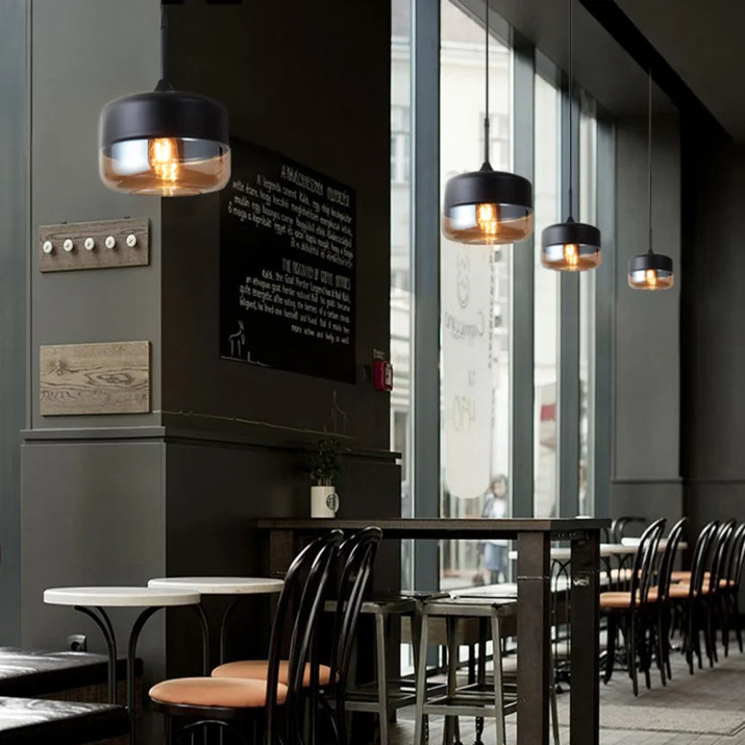 "Elegant pendellampe i munnblåst glass og tre, justerbar kabellengde, sofistikert design, perfekt for stue eller spisestue."
