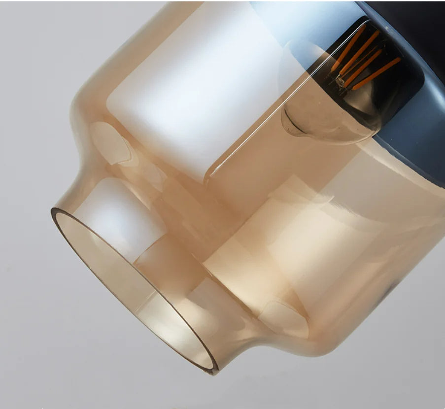 "Elegant pendellampe i munnblåst glass og tre, justerbar kabellengde, sofistikert design, perfekt for stue eller spisestue."