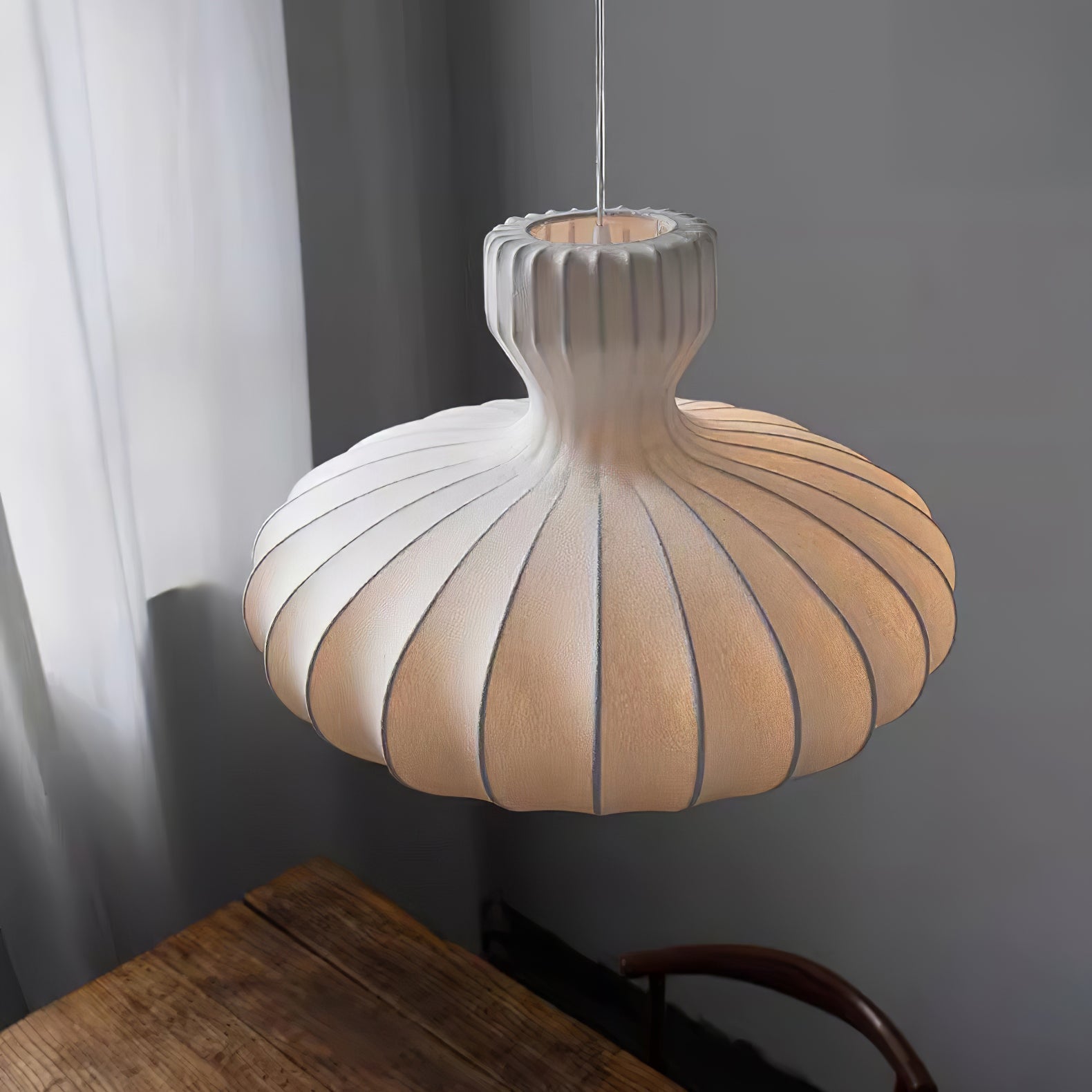 Elegant pendellampe i vintage stil med pæreform og plisserte silkedetaljer for tidløs belysning. Justerbar opphengskabel.