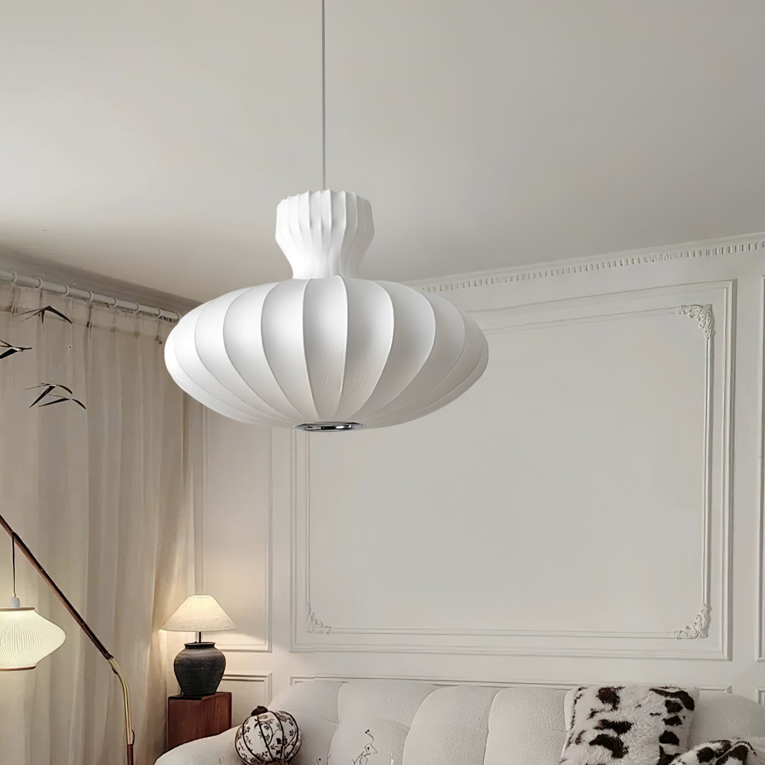 Elegant pendellampe i vintage stil med pæreform og plisserte silkedetaljer for tidløs belysning. Justerbar opphengskabel.