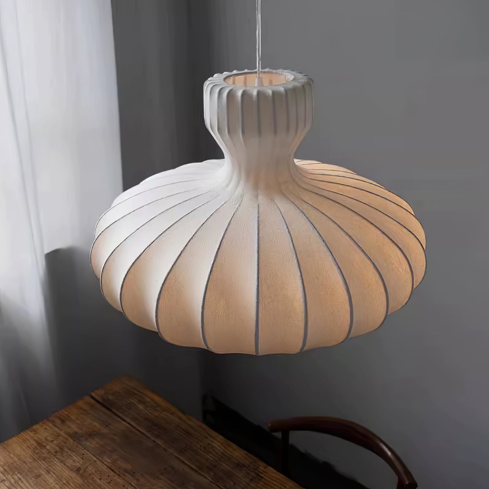 Elegant pendellampe i vintage stil med pæreform og plisserte silkedetaljer for tidløs belysning. Justerbar opphengskabel.