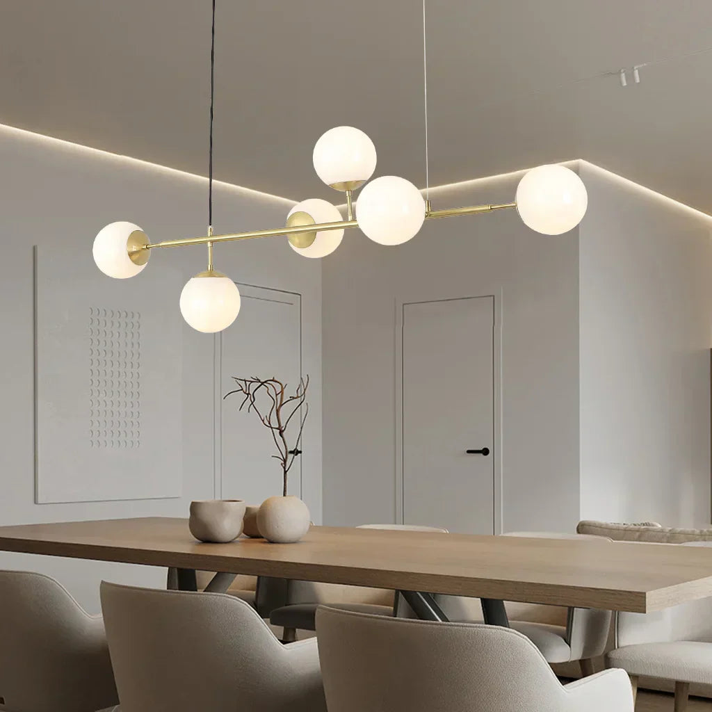 "Elegant pendellampe med glasskuler i gull eller svart, tilgjengelig i opal, gjennomsiktig, røykfarget, ravfarget."