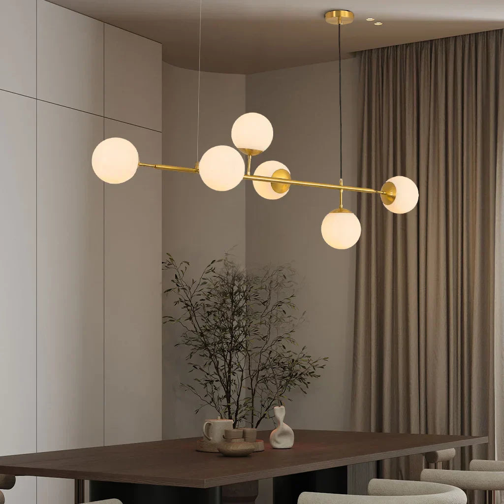 "Elegant pendellampe med glasskuler i gull eller svart, tilgjengelig i opal, gjennomsiktig, røykfarget, ravfarget."