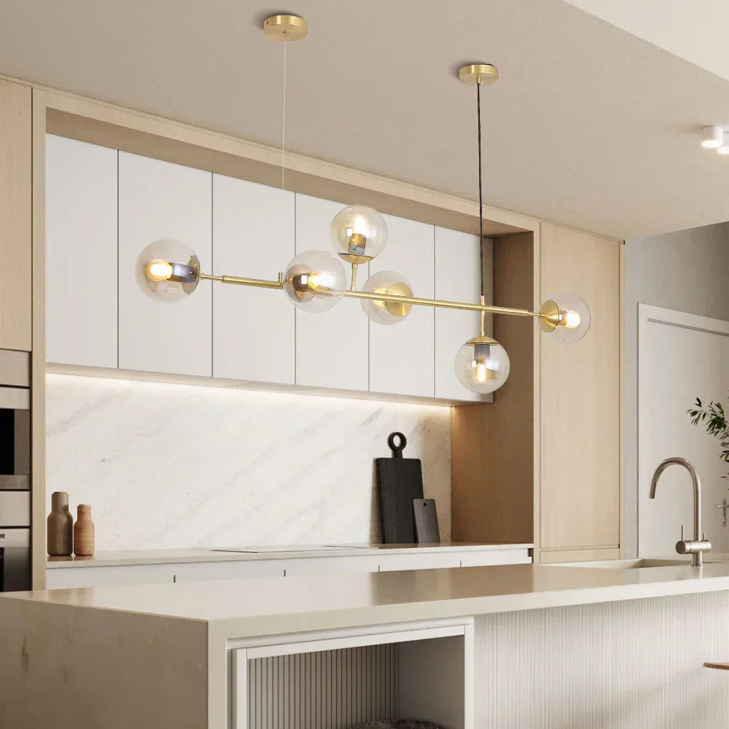 "Elegant pendellampe med glasskuler i gull eller svart, tilgjengelig i opal, gjennomsiktig, røykfarget, ravfarget."