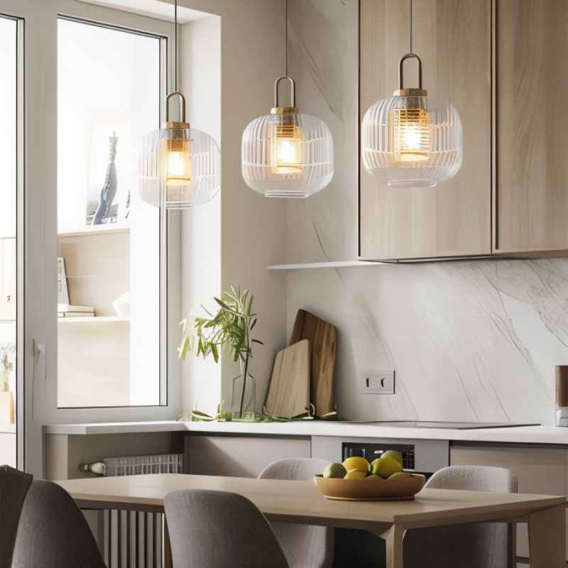Elegant pendellampe med justerbar høyde, stripete glassdesign; lyser opp rommet med varmt eller kaldt lys, passer til E27 LED