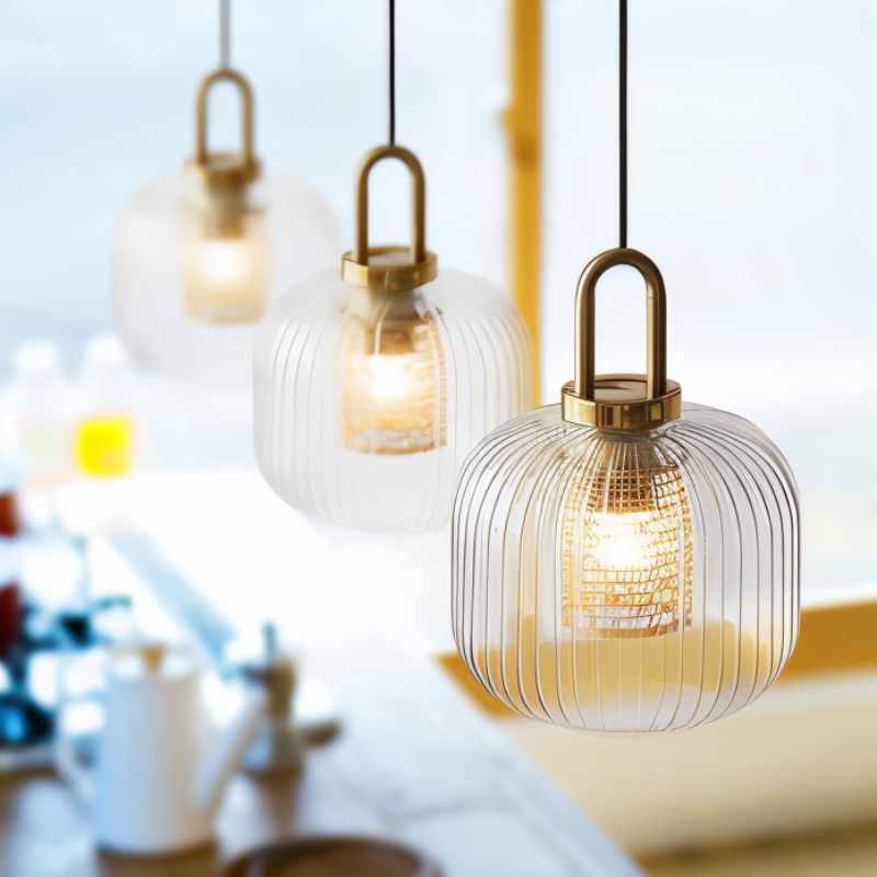 Elegant pendellampe med justerbar høyde, stripete glassdesign; lyser opp rommet med varmt eller kaldt lys, passer til E27 LED