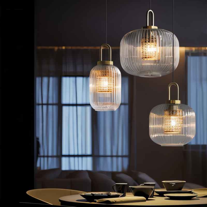 Elegant pendellampe med justerbar høyde, stripete glassdesign; lyser opp rommet med varmt eller kaldt lys, passer til E27 LED