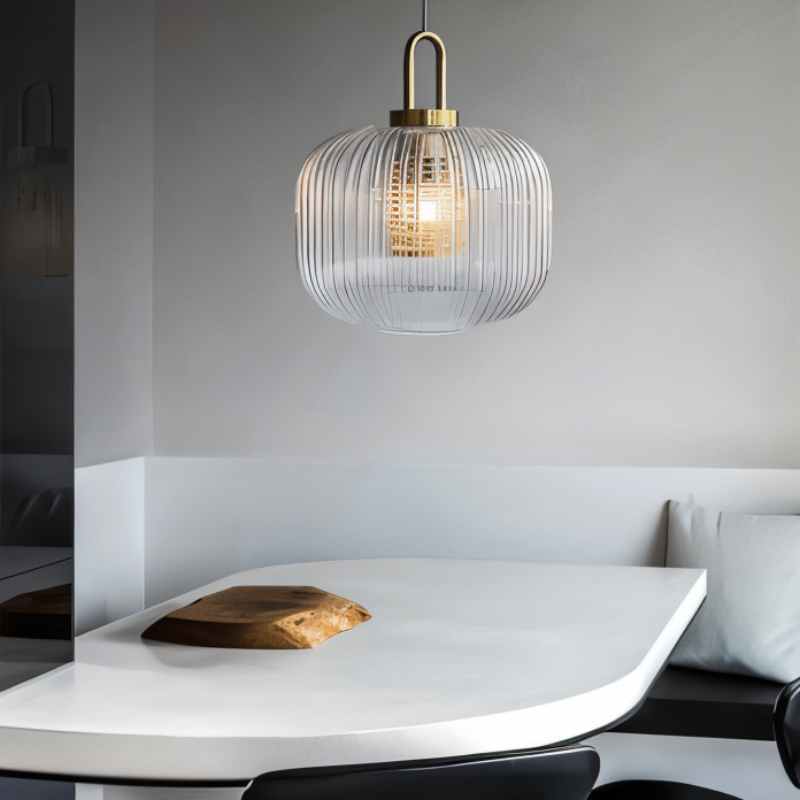 Elegant pendellampe med justerbar høyde, stripete glassdesign; lyser opp rommet med varmt eller kaldt lys, passer til E27 LED