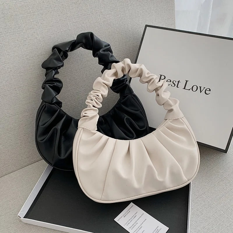 Elegant plissert skulderveske i PU-skinn på en nøytral bakgrunn, damemote accessoir