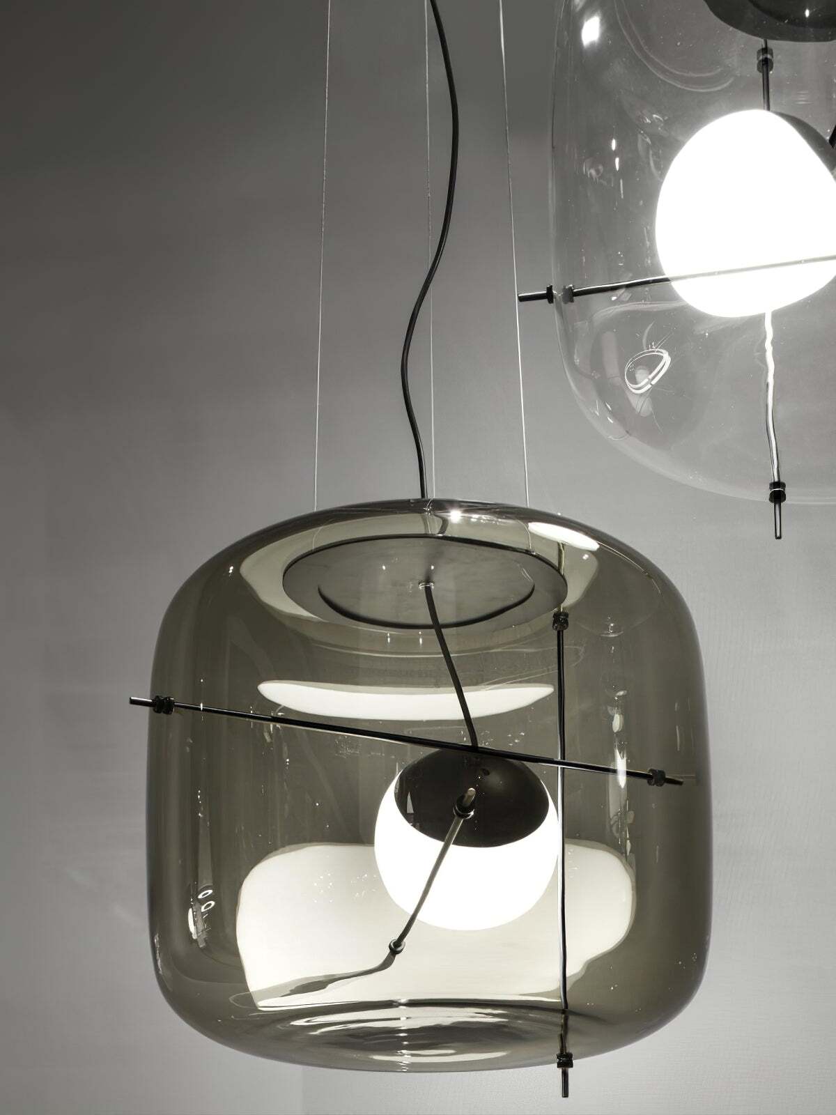 Elegant plot glass pendellampe med moderne design og mykt lys, tilgjengelig i røykgrå, klar eller cognac.
