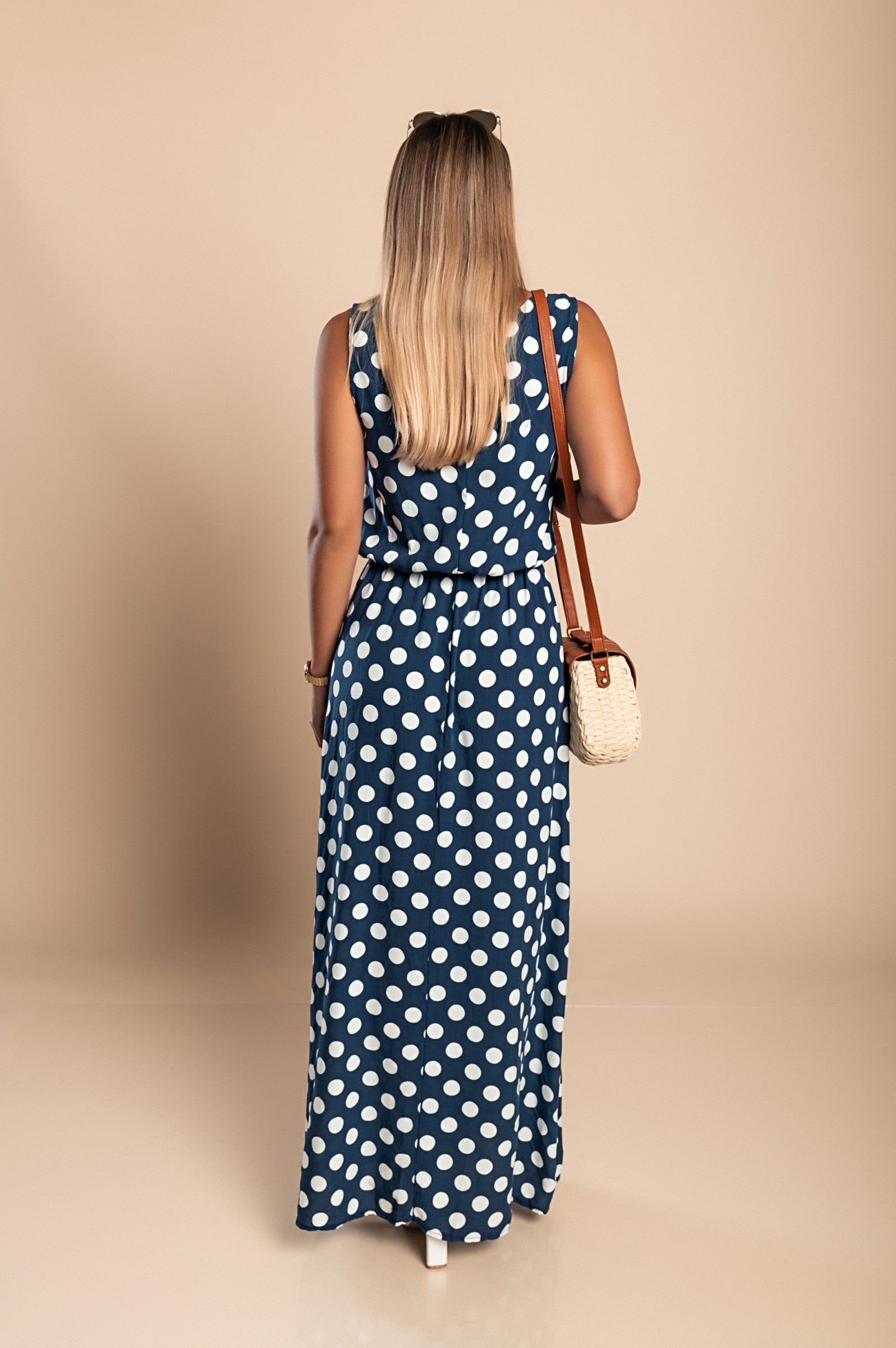 Komfortabel prikkete midi kjole i brun, perfekt som sommerkjole eller elegant festkjole.