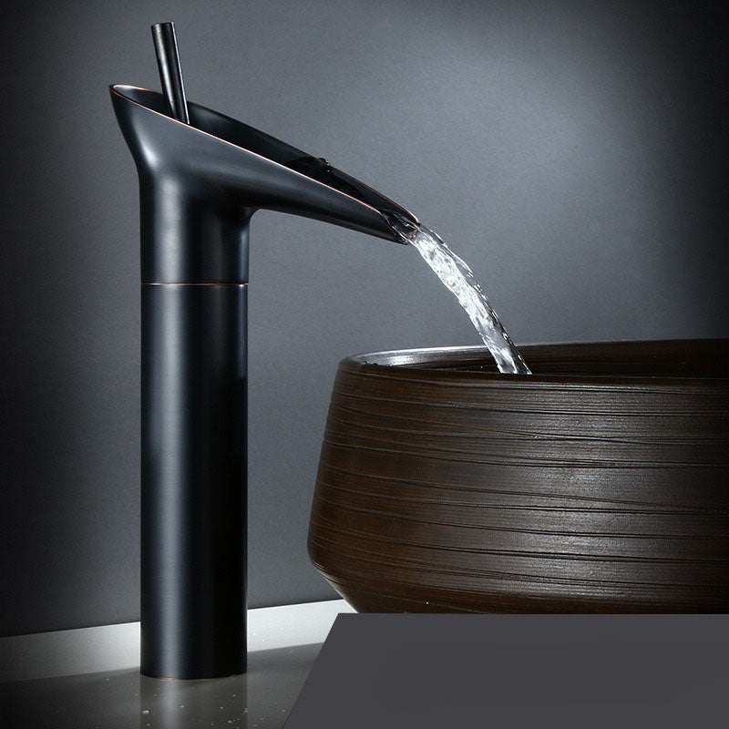 Elegant messing baderomskran, retro stil med fossetut og ett-hulls design.