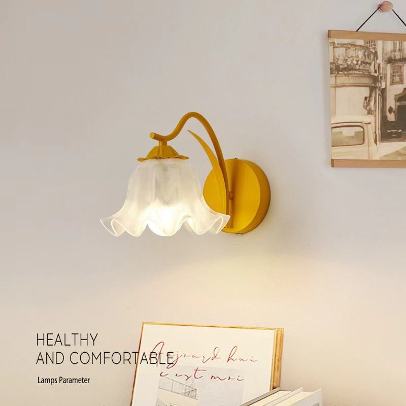 "Elegant retro vegglampe med blomsterdesign i rosa, gul og grønn. Fransk stil gir mykt lys og kunstnerisk touch til hjemmet."