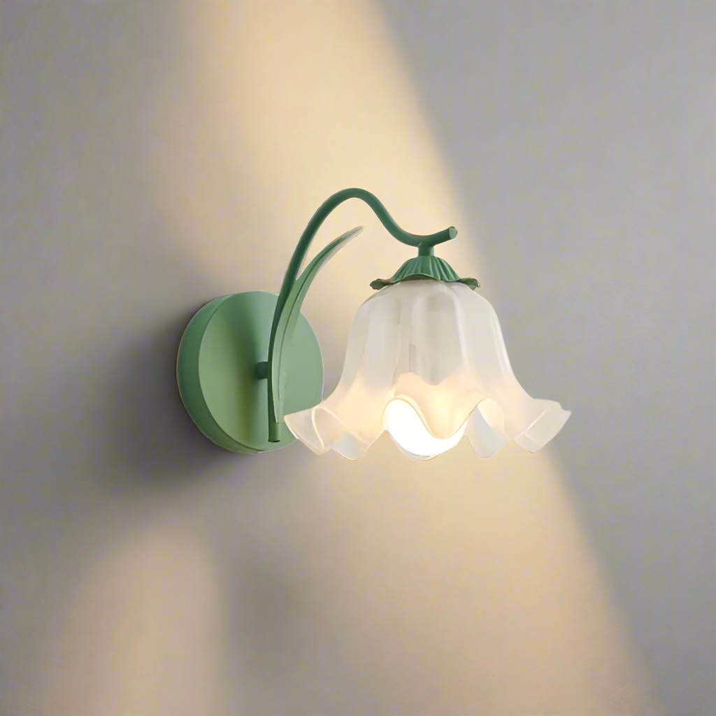 "Elegant retro vegglampe med blomsterdesign i rosa, gul og grønn. Fransk stil gir mykt lys og kunstnerisk touch til hjemmet."
