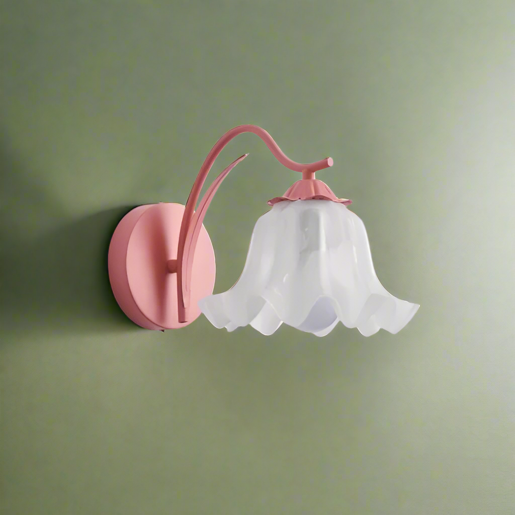 "Elegant retro vegglampe med blomsterdesign i rosa, gul og grønn. Fransk stil gir mykt lys og kunstnerisk touch til hjemmet."