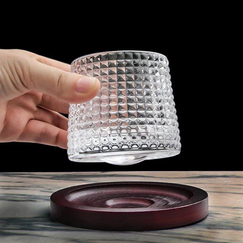 Klart, elegant roterende whiskyglass i premium krystall. Fremhever fargen på din whisky eller drink.