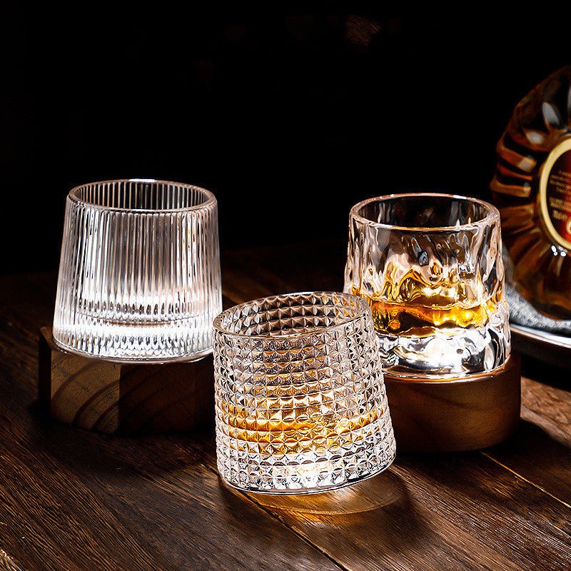 Hånd som holder et elegant roterende whiskyglass. Perfekt for voksne som verdsetter unik aroma og design.