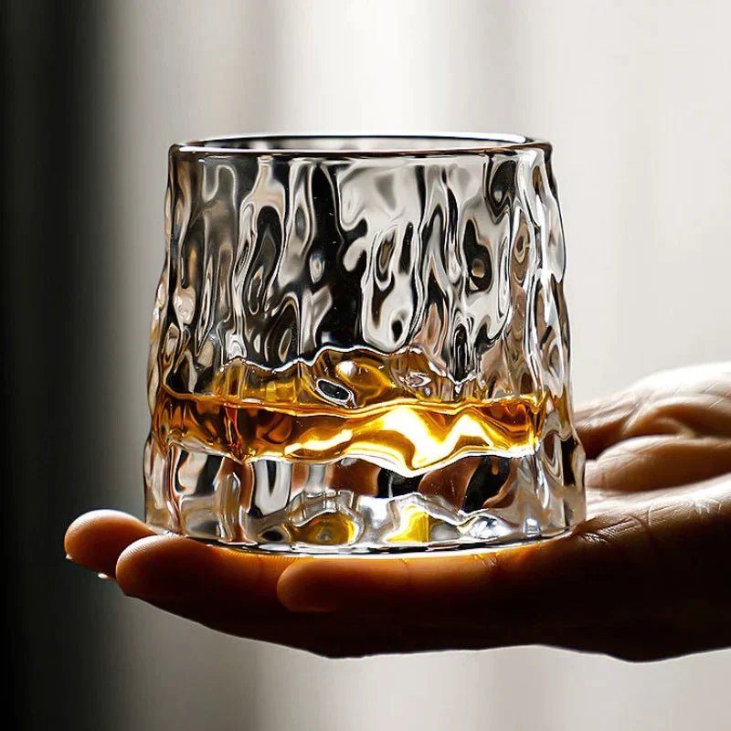 Luksuriøst roterende whiskyglass i krystall, en elegant gave til whiskyentusiasten eller til hjemmebaren.