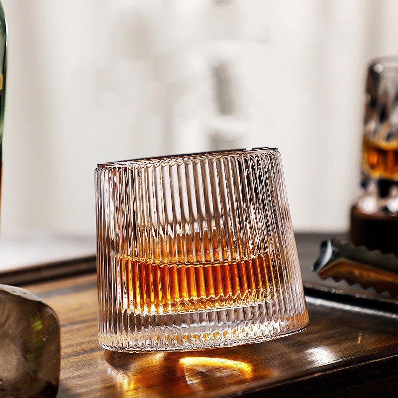 Unikt designet roterende whiskyglass som fremhever både aroma og visuell appell. Et must for drikkeglass-samlingen.