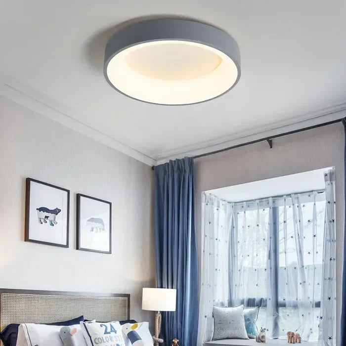 Energibesparende rund LED-taklampe gir varmt, innbydende innendørslys. Ideell for et moderne hjem og hjemmeinnredning.