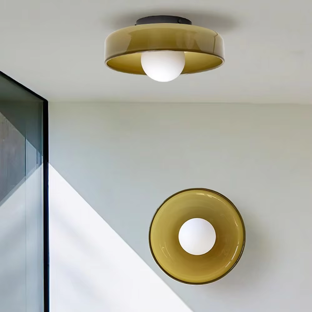 Minimalistisk rund taklampe; en moderne interiørløsning med effektiv LED-belysning i glass.