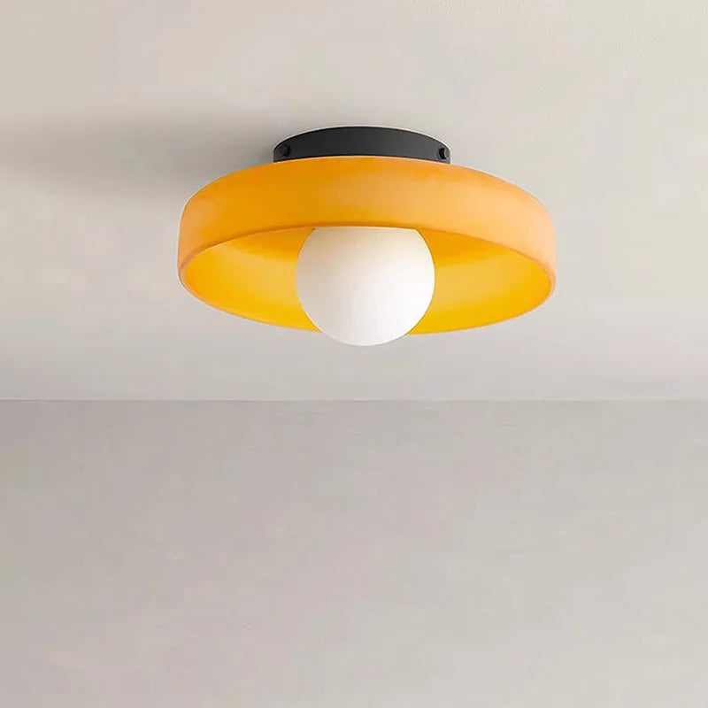 Elegant og moderne rund taklampe i glass, gir et lyst og innbydende preg til ethvert rom.
