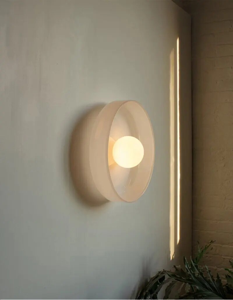 Takbelysning for hjemmet: rund LED-taklampe i moderne, minimalistisk stil med blankt glass.