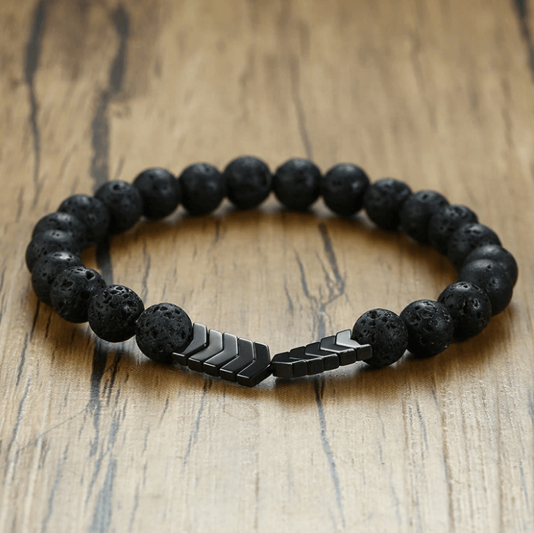 Sacred Arrow diffuser armbånd, yoga tilbehør for kvinner. Balansesmykke med lavastein og hematitt.