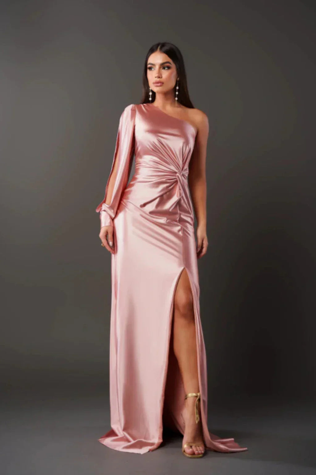 Elegant satin kjole med høy splitt og én erme, gir et glamorøst uttrykk for dame.