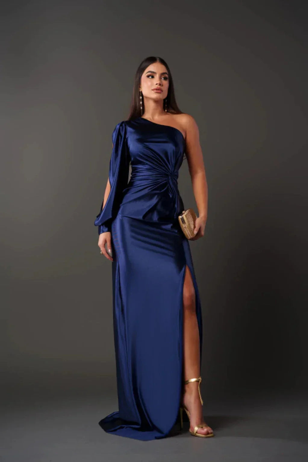 Sommerlig satin damekjole med én skulder og splitt, elegant for varme festkvelder.
