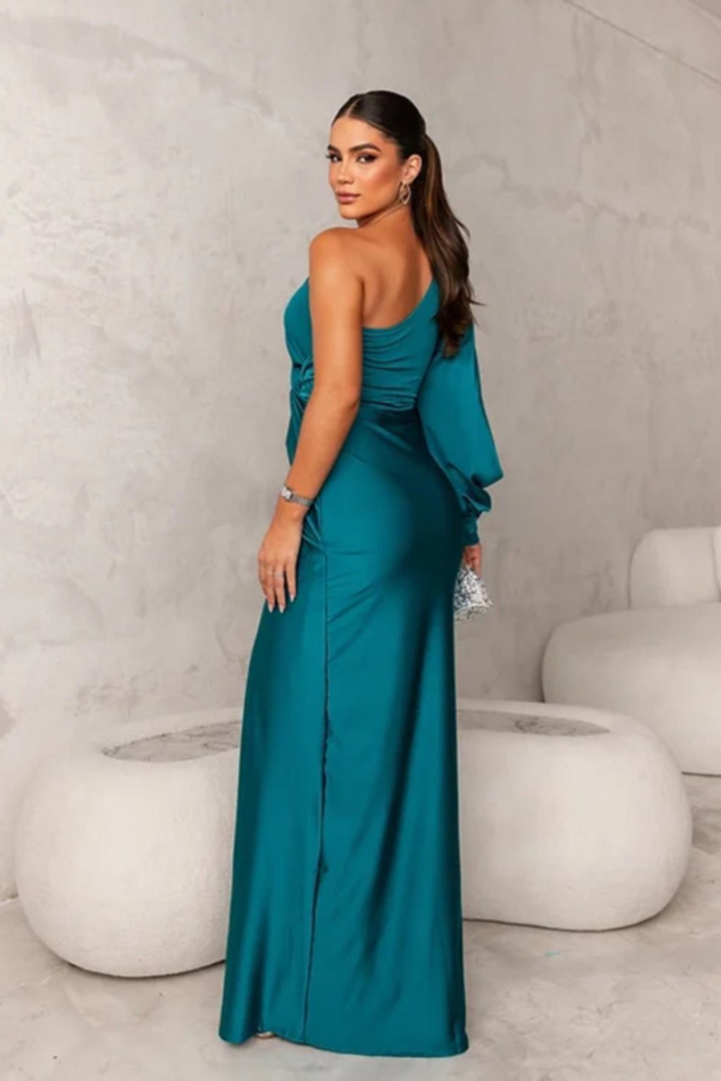 Elegant kvinne satin kjole med én erme, ideell for bryllup og formelle anledninger.